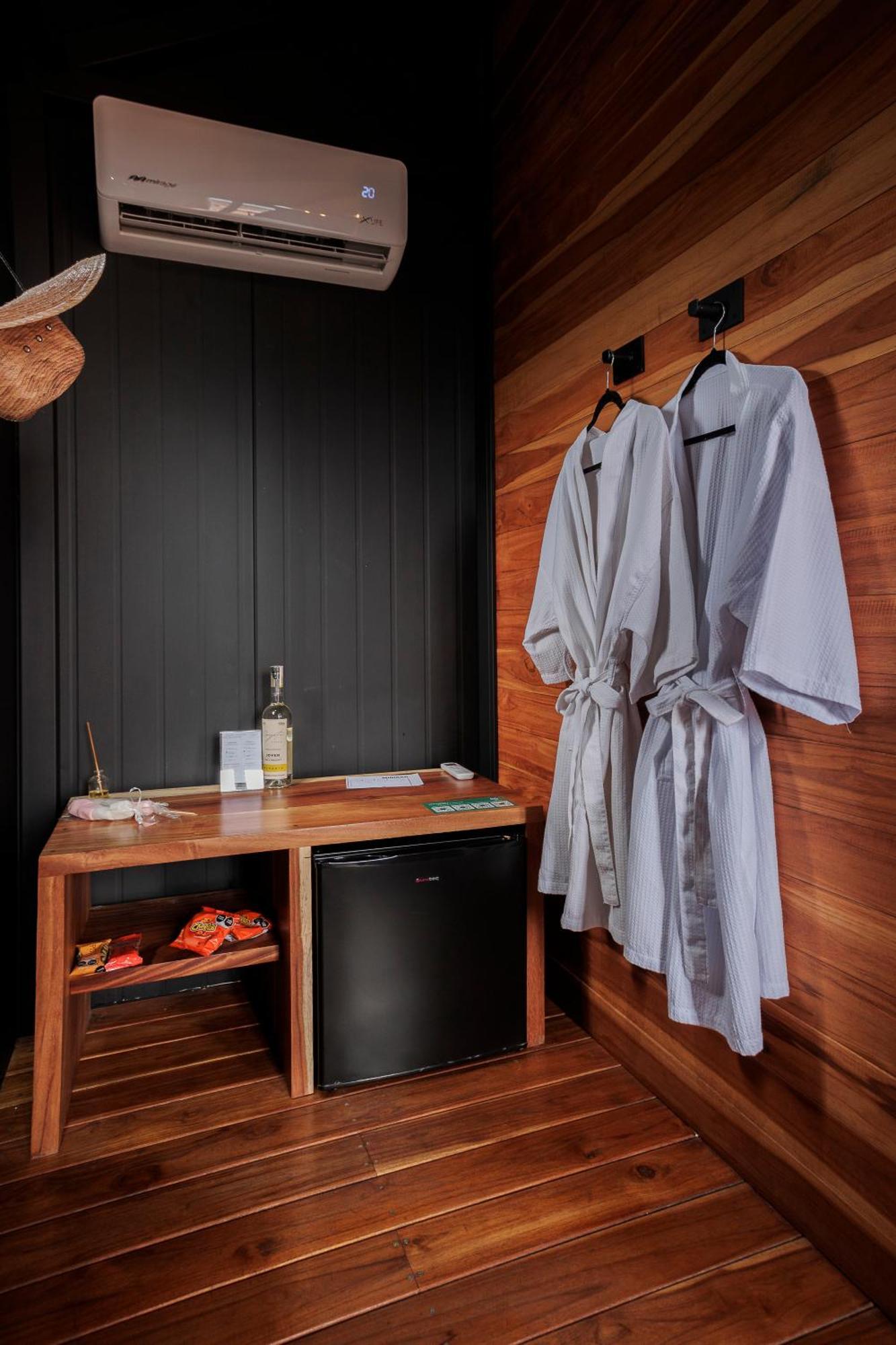 Hotel Coyote Alcocer Екстериор снимка